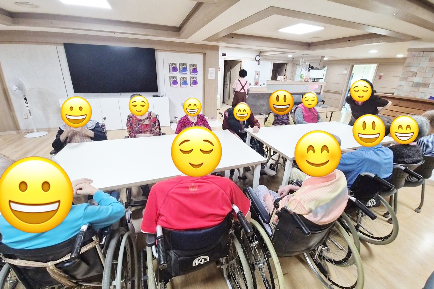 거실에 모여 앉아 프로그램에 참여하고 계신 어르신들
