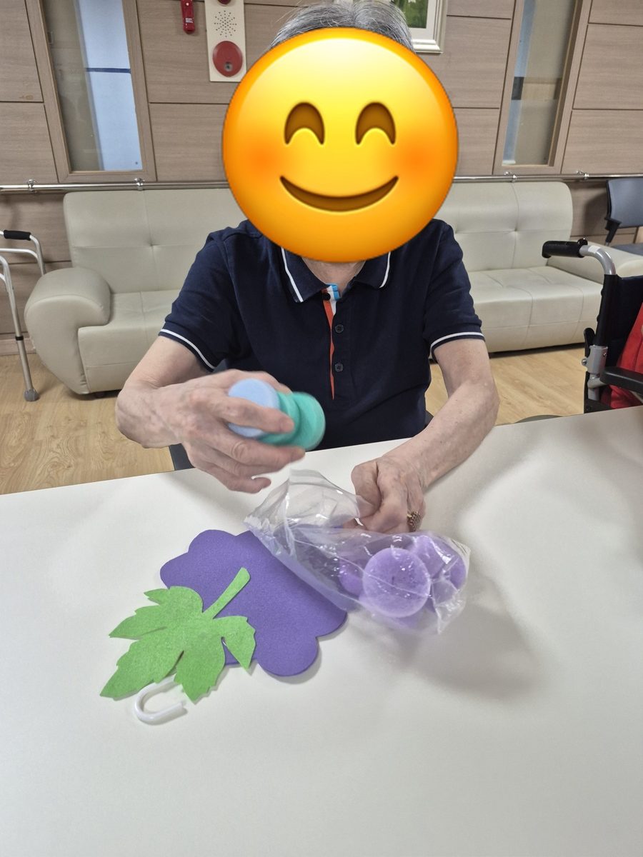 오감나무 프로그램에서 포도 만들기에 참여하시는 어르신