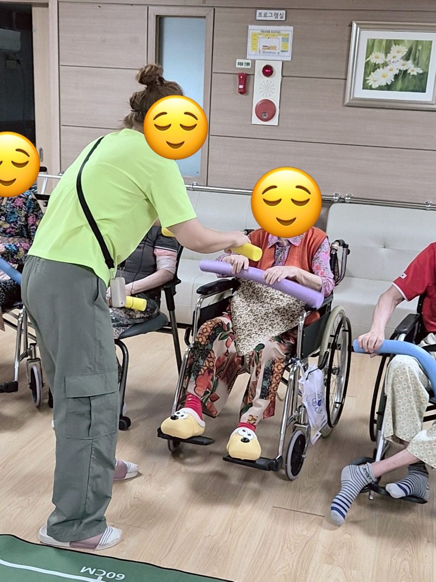 신바람체조 시간에 어르신 곁에서 동작을 도와드리는 선생님