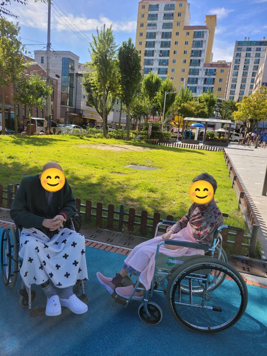 요양원 앞 장곡공원으로 산책 나온 어르신들