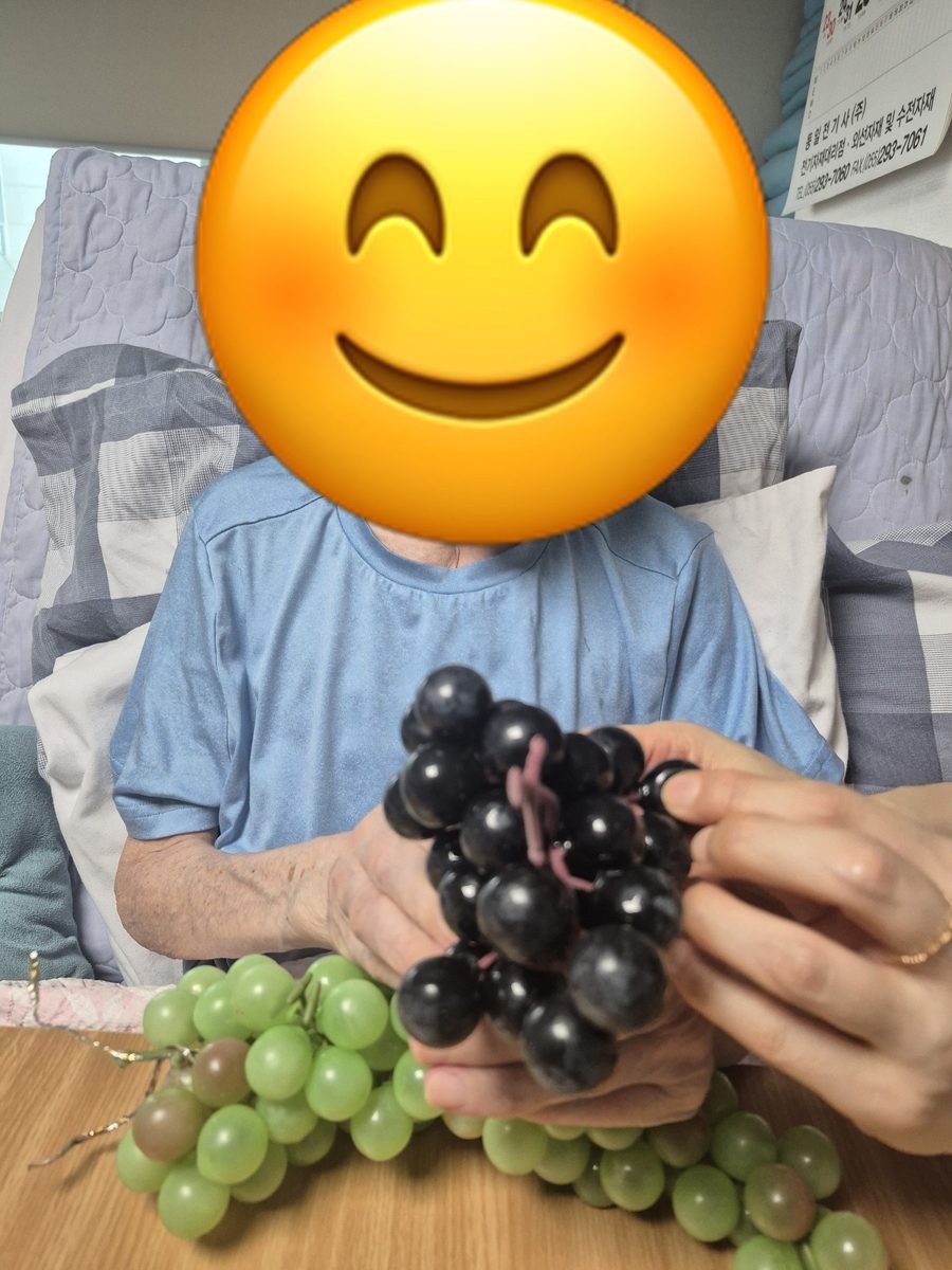 포도송이를 두 손에 들고 계신 어르신