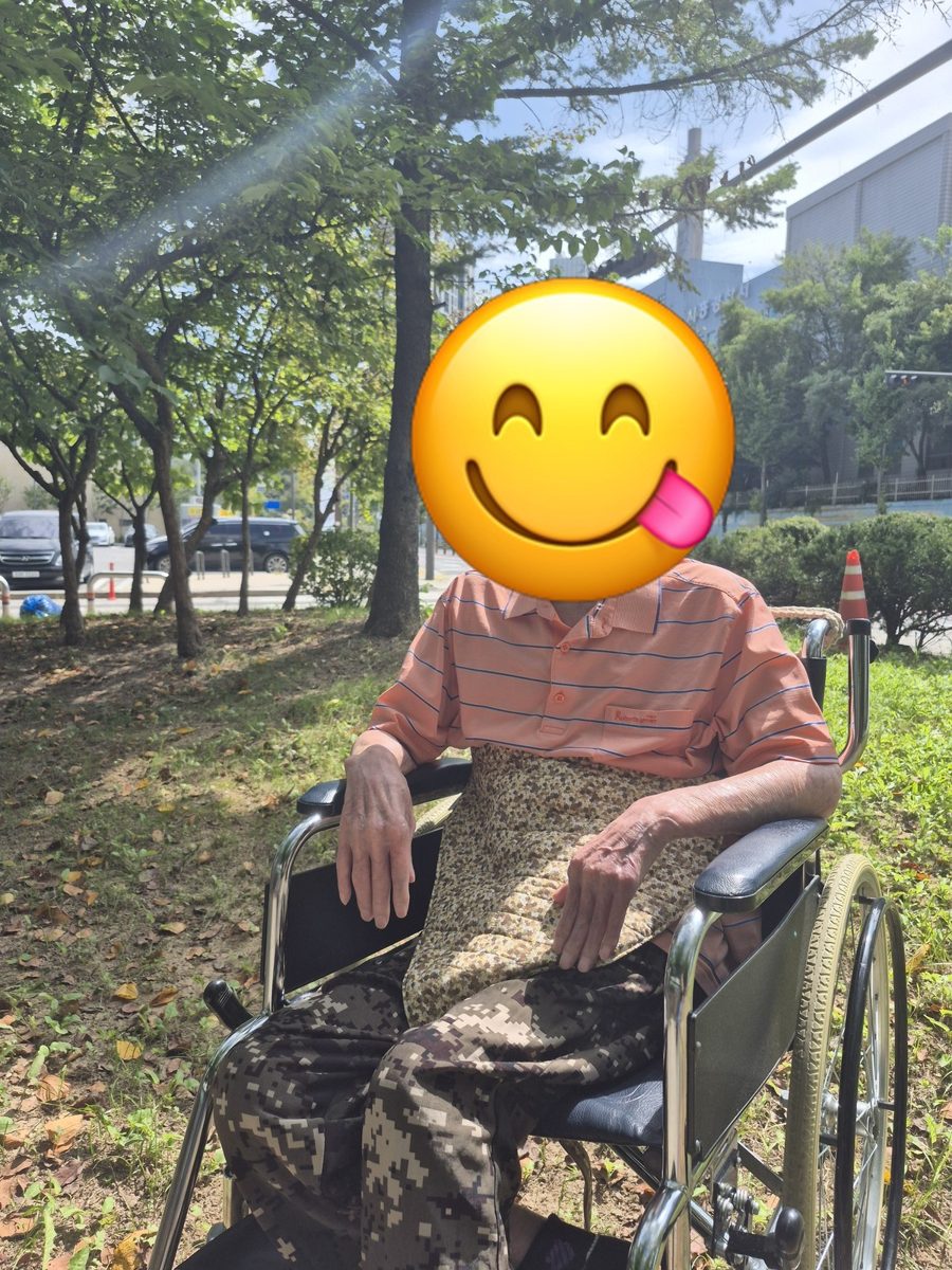 나무 그늘 아래에서 산책을 즐기시는 어르신