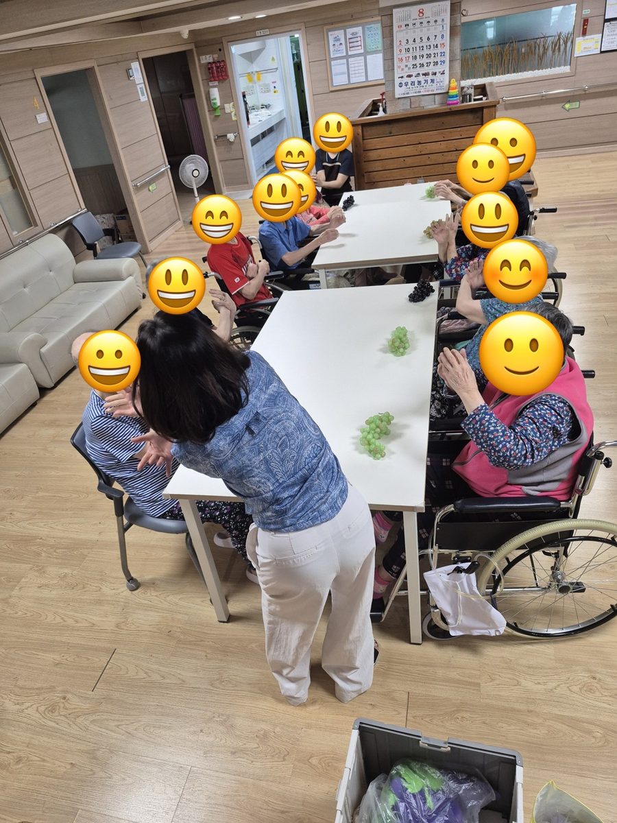 프로그램 시간에 어르신들 사이를 오가며 함께하는 선생님