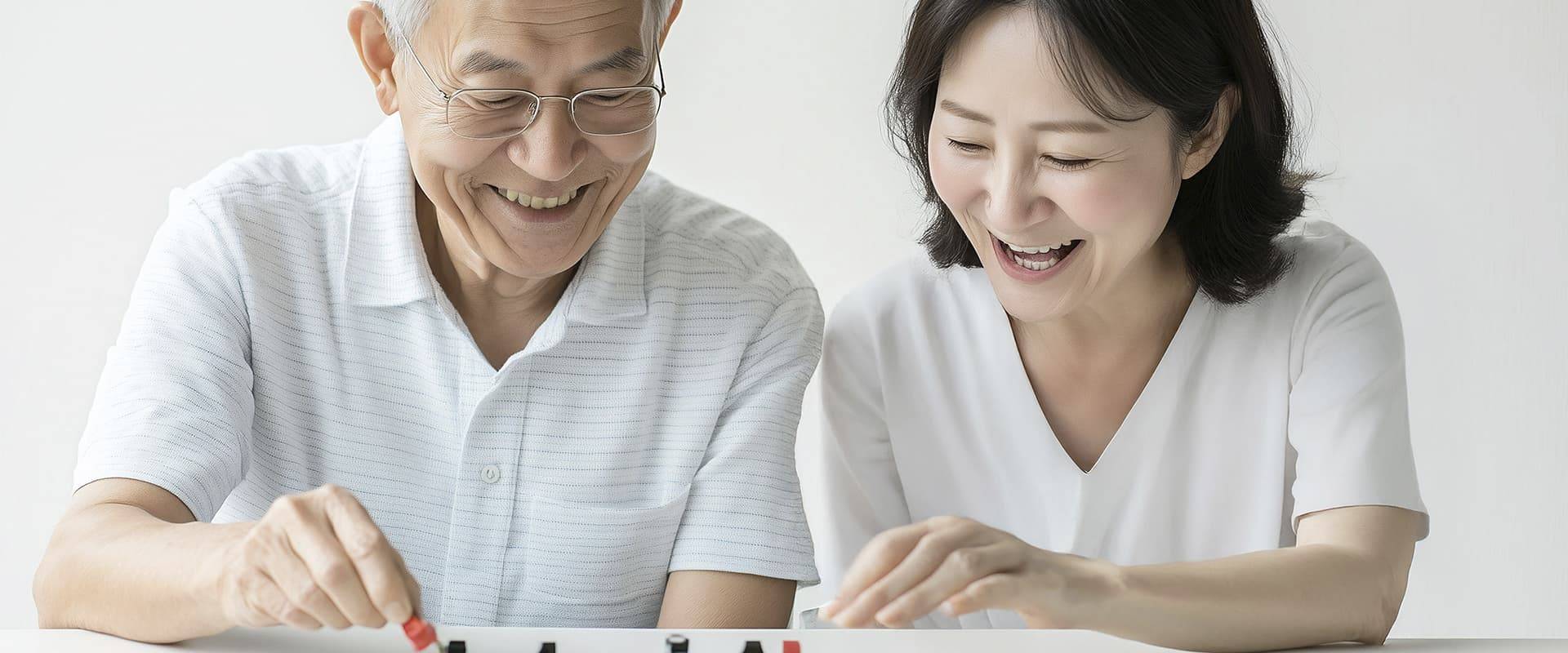 함께 웃으며 블록을 맞추는 어르신과 보호자